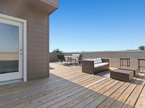 Outdoor dining - Rooftop Skyline View (Houston)