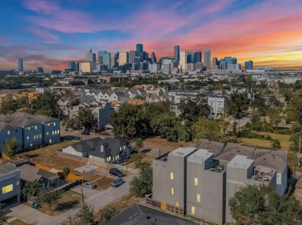 Photo 21 of Rooftop Skyline View