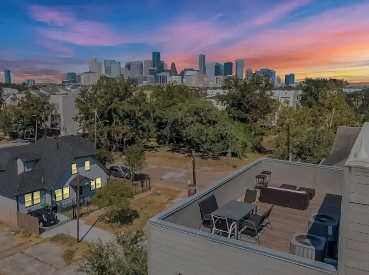 Photo 22 of Rooftop Skyline View