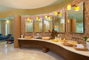 Sauna, hot tub, steam room