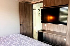 3 chambres, fer et planche à repasser, Wi-Fi, draps fournis