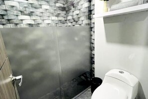 Shower, towels, toilet paper - 302° Suites 911 Movistar arena  (Bogotá)