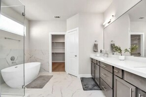 Dusj, hårføner, håndklær og såpe