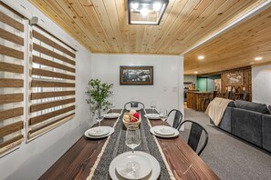 Dining - Location! ★ Game R. ★ Movie R. ★ Hot Tub ★ Fire Pit ★ King Beds ★ Dollywood! (Sevierville)