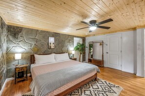 4 bedrooms, iron/ironing board, travel cot, free WiFi - Location! ★ Game R. ★ Movie R. ★ Hot Tub ★ Fire Pit ★ King Beds ★ Dollywood! (Sevierville)