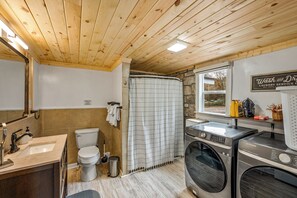Hair dryer, towels, soap, shampoo - Location! ★ Game R. ★ Movie R. ★ Hot Tub ★ Fire Pit ★ King Beds ★ Dollywood! (Sevierville)