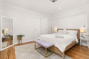 4 bedrooms, desk, iron/ironing board, free WiFi - Fintry Beach House - Sand & Sea (CULBURRA BEACH)