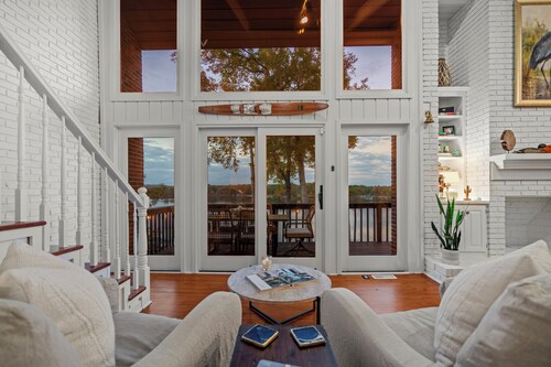 Luxury lake house in SC with mountain views!