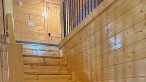 Eine Holztreppe mit Handlauf, die zu einer zweiten Etage führt.