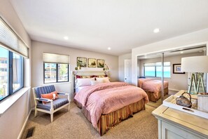 4 chambres, bureau, fer et planche à repasser, lit de bébé portatif