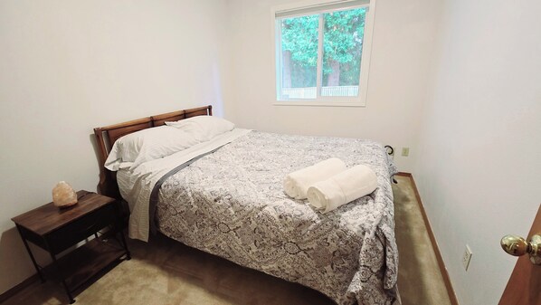 3 habitaciones, tabla de planchar con plancha, wifi y ropa de cama 