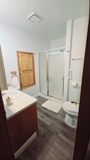 Secadora de cabello, toallas, jabón, papel de baño 