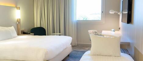 1 多间卧室、客房内保险箱、办公桌、熨斗/熨衣板