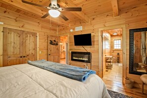 5 bedrooms, desk, iron/ironing board, free WiFi