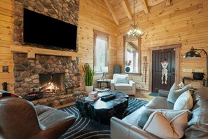 TV, fireplace - Deer Trail Lodge | Hocking Hills (Laurelville)