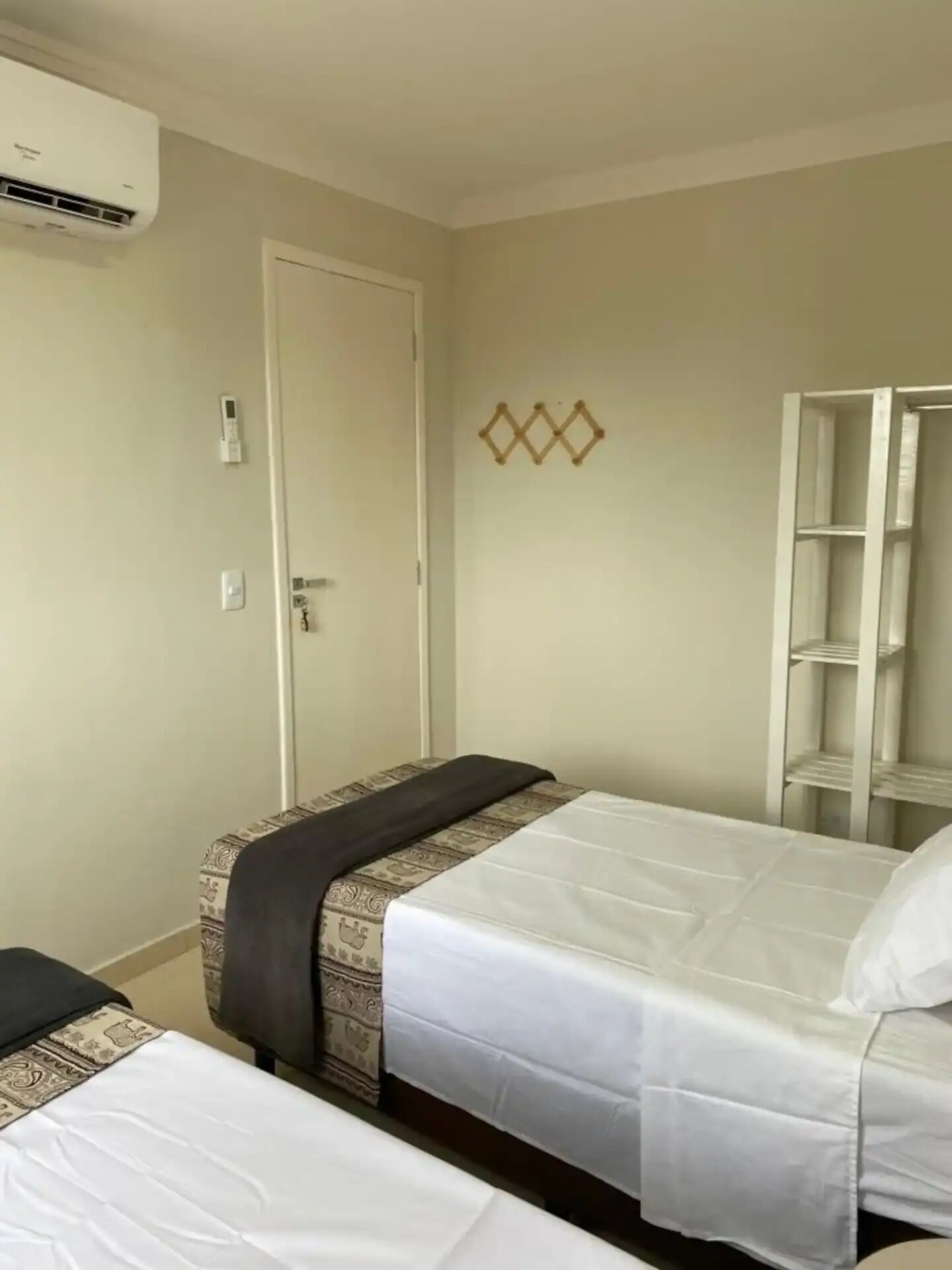 2 bedrooms, desk, iron/ironing board, WiFi