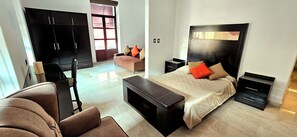 Studio Suite | Iron/ironing board, free WiFi