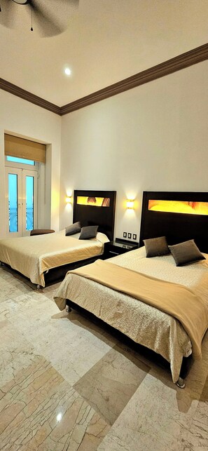 4 人部屋 | アイロン / アイロン台、WiFi (無料)