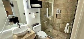 Chambre quadruple | Salle de bain | Douche, serviettes fournies, savon, shampooing