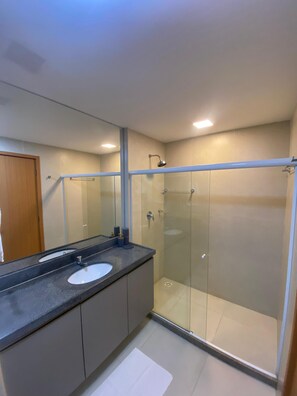 Deluxe-studiolejlighed - udsigt til pool | Badeværelse | Bruser, håndklæder, Sæbe, Toiletpapir