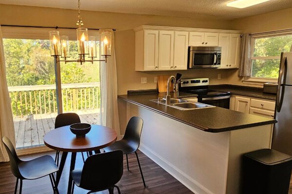 Réfrigérateur, micro-ondes, four, lave-vaisselle