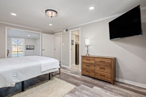 3 bedrooms, desk, WiFi, bed sheets