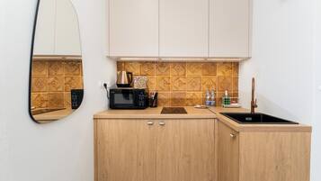 Réfrigérateur, micro-ondes, plaque de cuisson