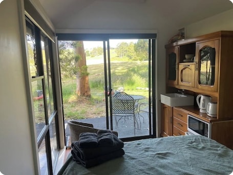 1 bedroom, free WiFi, bed sheets. Take a break and unwind in this peaceful and relaxing bush setting
