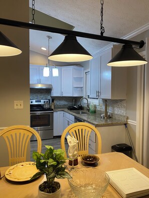 Dining - Charming 3-bedroom house in wonderful Winchester with WiFi, AC (Winchester)