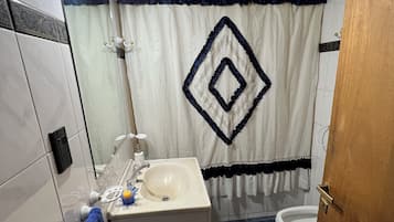 Secadora de cabello, bidet, toallas, jabón