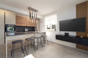 Geladeira, micro-ondas, fogão, cooktop