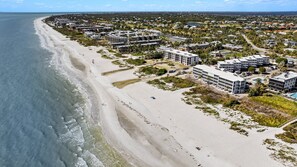 On the beach - Exquisite NEW Gulf front Condo, stunning design (Sanibel)