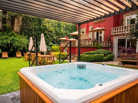 Outdoor spa tub. Hotel Boutique Casa Alebrije