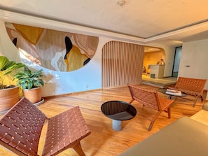 50-inch LCD TV with cable channels, streaming services - Hotel Boutique Casa Alebrije (Mexico City)