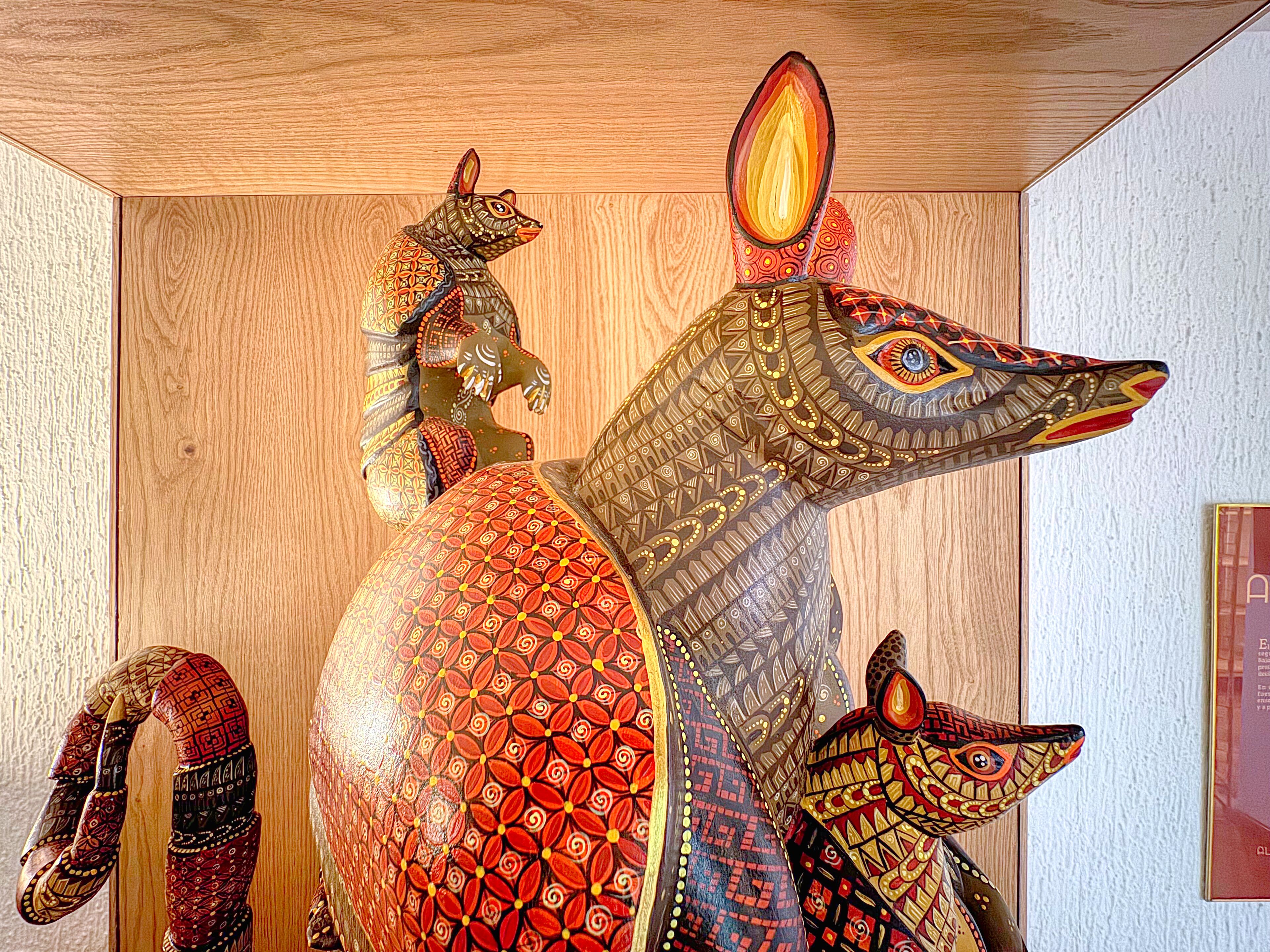 Un expositor de madera con esculturas de animales de diseño intrincado.