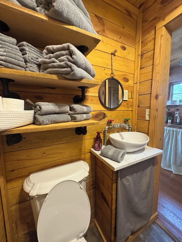 Serviettes fournies, papier de toilette