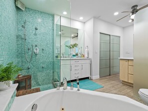 Dusche, Whirlpool, Haartrockner, Handtücher