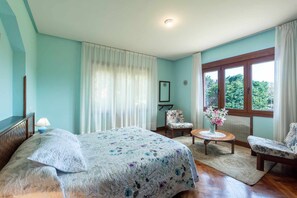 4 bedrooms, iron/ironing board, travel cot, free WiFi