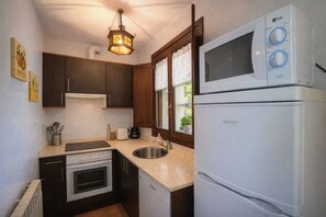 Jääkaappi, mikroaaltouuni, uuni, astianpesukone