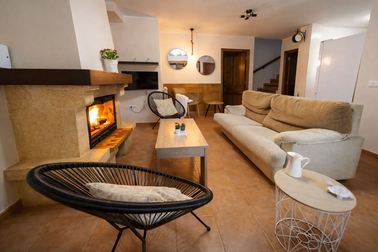 Televisie en een open haard