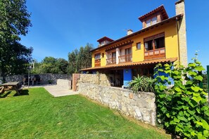 Exterior - Villa Porrua 2 - Garden with Barbecue and Fireplace (Porrua)