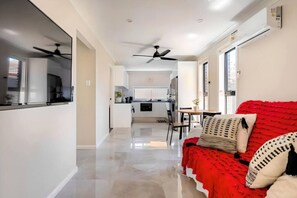 Smart TV, books - Cheerful 13 Bedrooms with free Parking (Kingswood)