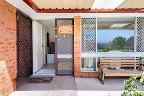 Exterior detail - Cheerful 13 Bedrooms with free Parking (Kingswood)