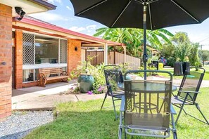 Outdoor dining - Cheerful 13 Bedrooms with free Parking (Kingswood)