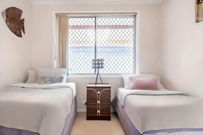 13 bedrooms, desk, iron/ironing board, WiFi - Cheerful 13 Bedrooms with free Parking (Kingswood)