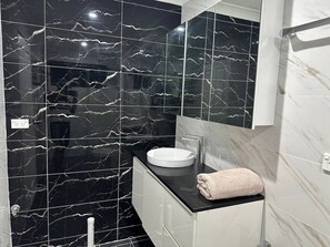 Hair dryer, towels - Cheerful 13 Bedrooms with free Parking (Kingswood)