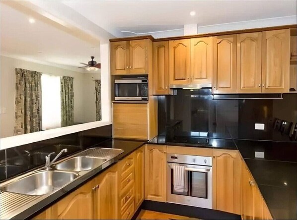 Fridge, microwave, oven, stovetop - Cheerful 13 Bedrooms with free Parking (Kingswood)