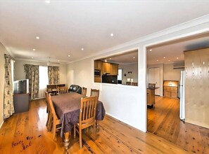 Dining - Cheerful 13 Bedrooms with free Parking (Kingswood)