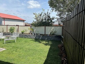 Outdoor dining - Cheerful 4 Bedrooms with Free Parking (Kingswood)