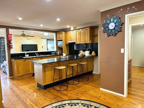 Cheerful 4 Bedrooms with Free Parking